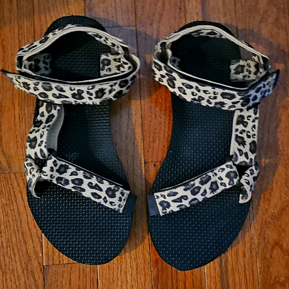 Cushionaire Cheetah Animal Print Yoga Mat Sport Sandals